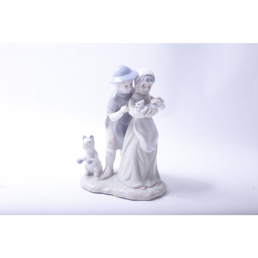 Couple holding Puppy, Porcelain Statue, 7", Leonardo Collection, Home Decor,